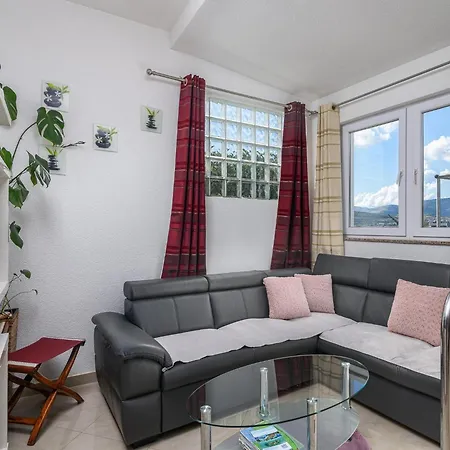 Apartment In Arbanija With Bubble Bath Trogir