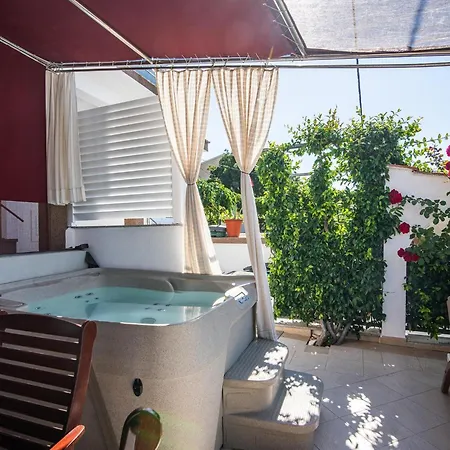 In Arbanija With Bubble Bath Apartman *