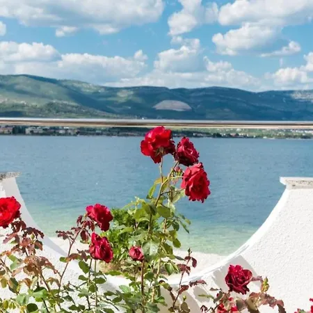 In Arbanija With Bubble Bath 아파트 *